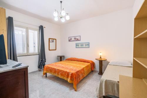 um quarto com duas camas e uma televisão em Casa Vacanze Relaxia em Posada
