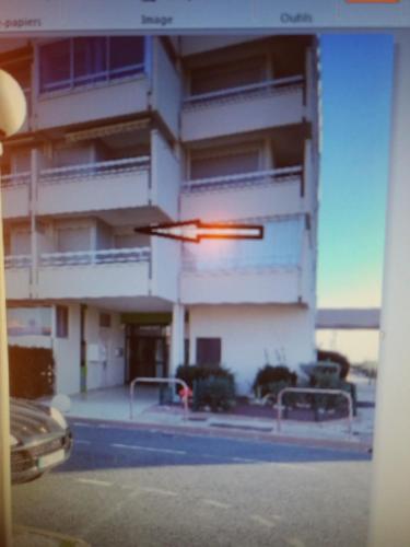 un bâtiment avec une lumière rouge devant lui dans l'établissement STUDIO LES PIEDS DANS L'EAU, à Canet