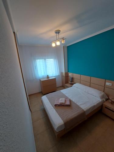 El Borseral的住宿－Apartamento Torremar M，一间卧室设有一张蓝色墙壁的大床