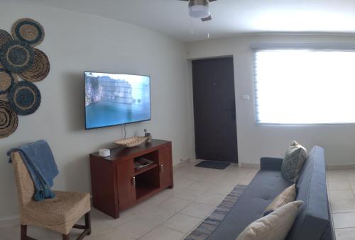 sala de estar con sofá y TV en la pared en Divino depa remodelado, tranquilo y centrico., en Ciudad Juárez