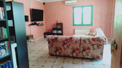 ein Wohnzimmer mit einem Sofa und einem Fenster in der Unterkunft Casa Luciano 