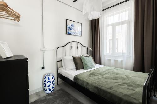una camera con letto e finestra di Modern Flat 5 min to Galata Tower in Istiklal Ave a Istanbul