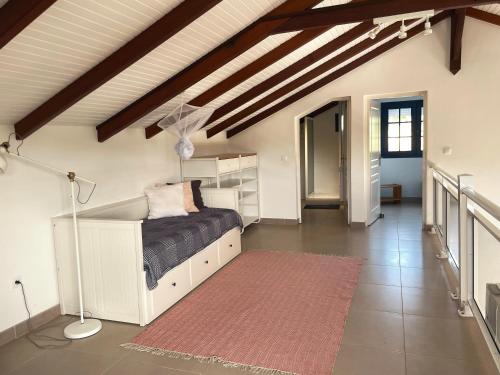 Postel nebo postele na pokoji v ubytování Villa Stone pour 8 personnes, piscine chauffée 5 euros par jour, accès PMR, 5 étoiles
