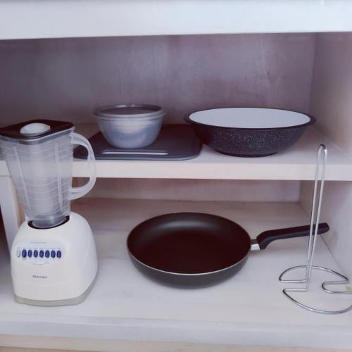 a kitchen counter with a blender and bowls on a shelf at Divino depa remodelado, tranquilo y centrico. in Ciudad Juárez