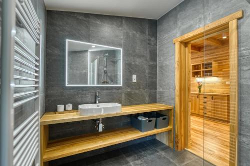 W łazience znajduje się umywalka i lustro. w obiekcie KRÁĽOVOHOĽSKÁ CHATA w mieście Šumiac