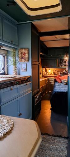 a room with a bed and a kitchen in a room at Przyczepa Mumbai in Jastarnia