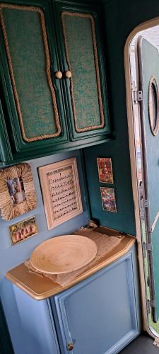 an old refrigerator with some pictures on the wall at Przyczepa Mumbai in Jastarnia