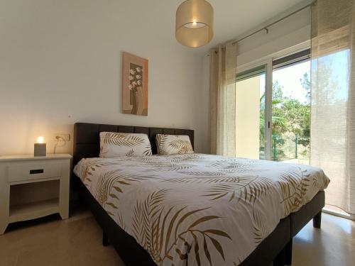 1 dormitorio con cama y ventana grande en Fantastic mountain- and sea view, en Bédar