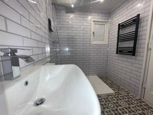 Koupelna v ubytování Sleeps 8 Snowdonia North Wales Nr Zip World