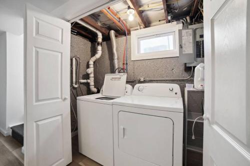 una cucina con lavatrice e lavandino di Marine Theme - 4 BR - Backyard - Fire pit a Bridgeport