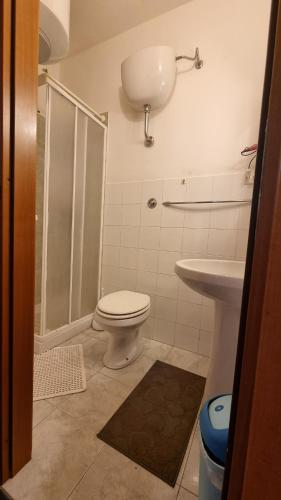 Ванная комната в Casa Sibarys 20 mt dalla Stazione piano terra