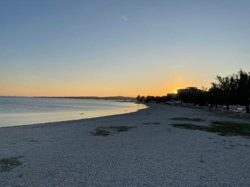 - une plage au coucher du soleil au loin dans l'établissement Maki, à Vir