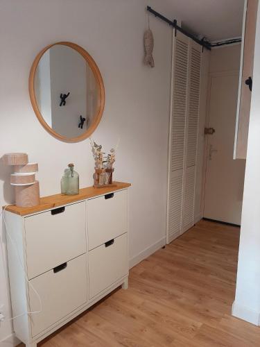 - une commode blanche dans une pièce avec un miroir dans l'établissement La Mer, la plage, le sable, à Boulogne-sur-Mer