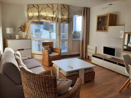 un salon avec un canapé et une table dans l'établissement La Mer, la plage, le sable, à Boulogne-sur-Mer