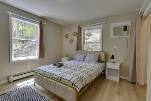 Un dormitorio con una cama con un osito de peluche. en Cozy Dingmans Ferry Home with Grill, Near Waterfalls en Dingmans Ferry