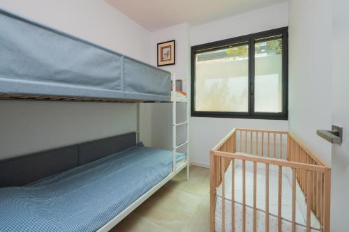 een slaapkamer met een stapelbed en een trap bij AM-7 Llafranc 6 Pax in Llafranc