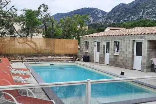une piscine sur un balcon avec des montagnes en arrière-plan dans l'établissement Chambre Chez Sandra et Fabien dans petite maison cœur village, à Maubec
