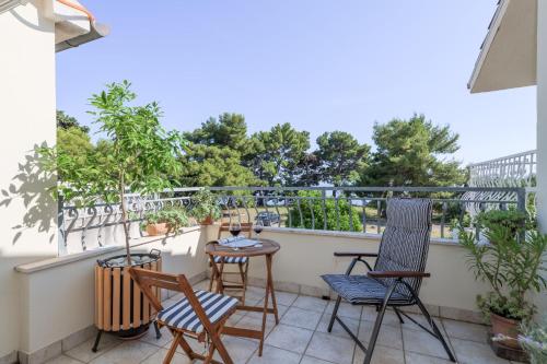 d'une terrasse avec des chaises et une table sur un balcon. dans l'établissement Beachfront apartment Milan, with balcony, à Split