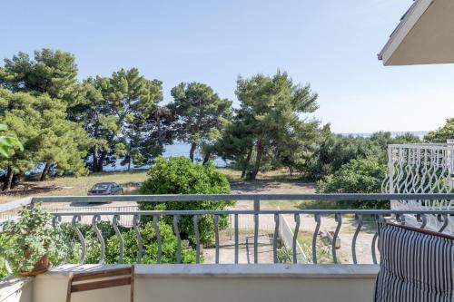 - un balcon avec vue sur une maison arborée dans l'établissement Beachfront apartment Milan, with balcony, à Split