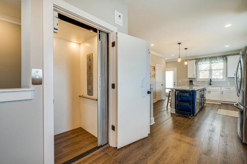 een keuken met een deur naar een keuken met een aanrecht bij Carolina Beach Vacation Rental with Rooftop Terrace in Carolina Beach