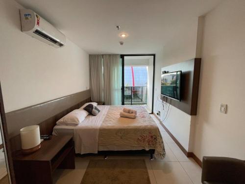 a small bedroom with a bed and a window at A309 Flat aconchegante - Asa Norte in Brasilia