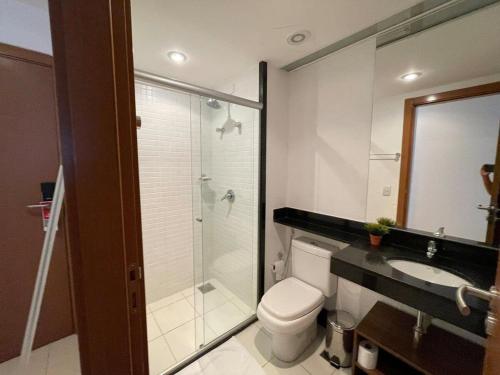 a bathroom with a shower and a toilet and a sink at A309 Flat aconchegante - Asa Norte in Brasilia