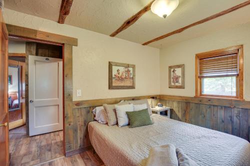 Giường trong phòng chung tại Rustic Sturgis Cabin Rental in Black Hills Forest!