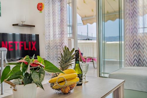 uma sala de estar com uma mesa com bananas em The Island em Elounda