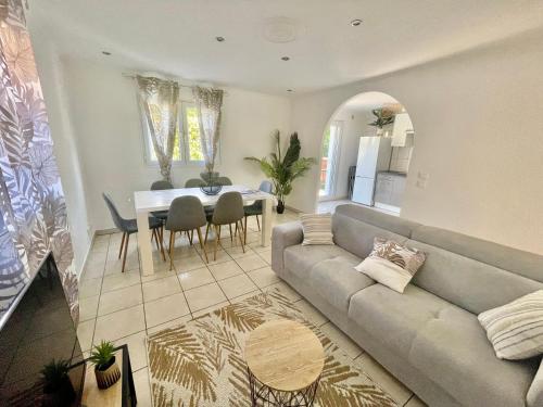 een woonkamer met een bank en een tafel bij Maison Time Break Jacuzzi - 4 étoiles in Thonon-les-Bains