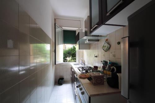 a small kitchen with a stove and a window at Casailaekobe in Bologna