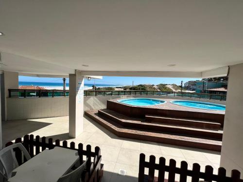 desde el balcón de una casa con 2 piscinas en Sofia I de frente para o mar en Arraial do Cabo