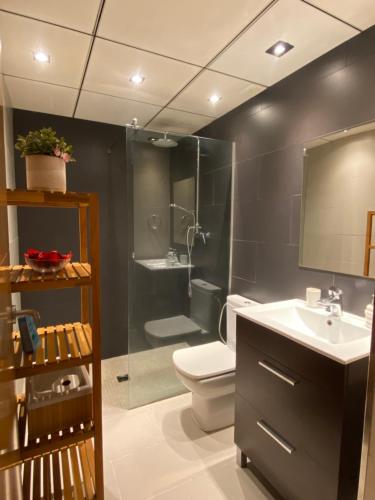 een badkamer met een toilet, een wastafel en een douche bij Apartament Las Olas Cambrils in Cambrils