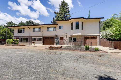Mynd úr myndasafni af Clear Lake Getaway with Pool Access, Near Beaches! í Clearlake Oaks