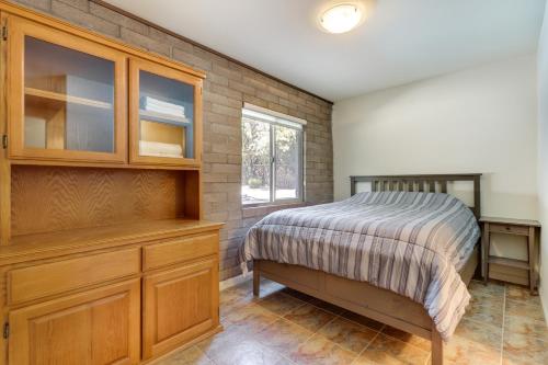 1 dormitorio con 1 cama y armario de madera en Clear Lake Getaway with Pool Access, Near Beaches! en Clearlake Oaks