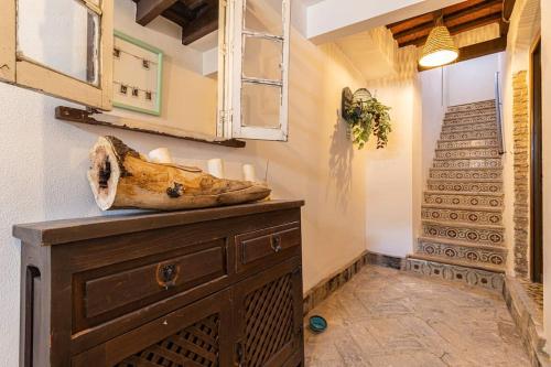 Zimmer mit einer Holzkommode und einer Treppe in der Unterkunft Kala Ático - Apartamento Centro Jerez in Jerez de la Frontera