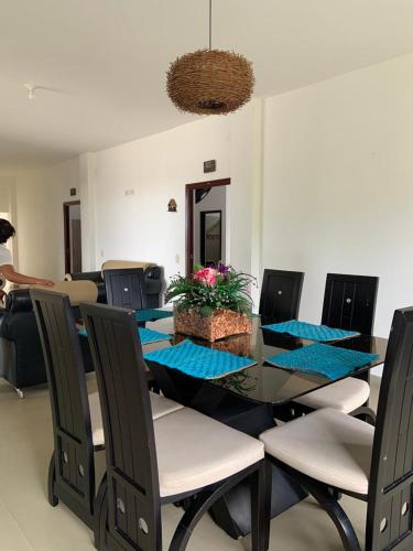 comedor con mesa negra y sillas en Hotel Hacienda Guane Urbano en Oiba