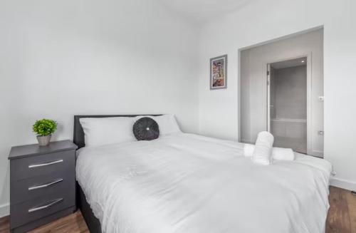 Uma cama ou camas num quarto em Prime Location 2BR flat 15 Min London Bridge DP292