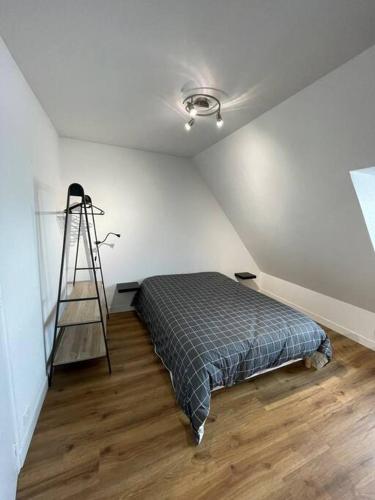 une chambre avec un lit et une échelle dedans dans l'établissement Studio Le Mat vue Mer, à Cayeux-sur-Mer