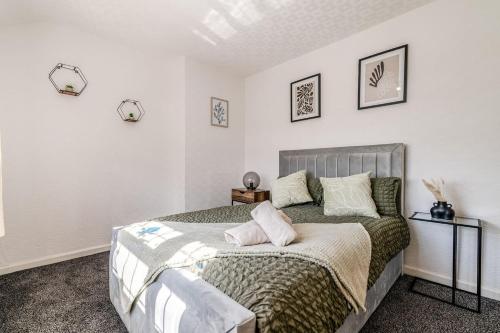 Postel nebo postele na pokoji v ubytování 3-Bed House Near Lakeside Mall, Onsite Parking