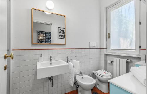 CapranicaにあるStunning Apartment In Capranica Vt With Wifiのバスルーム(洗面台、トイレ、鏡付)