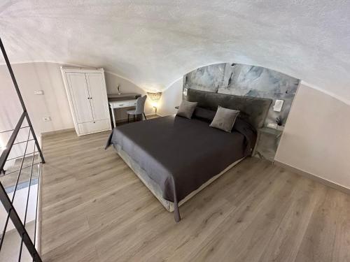 a bedroom with a bed and a desk in a room at Affittacamere La Magnolia in Bacoli