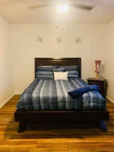 Säng eller sängar i ett rum på The Sunset 2-bedroom apartment near COS Airport