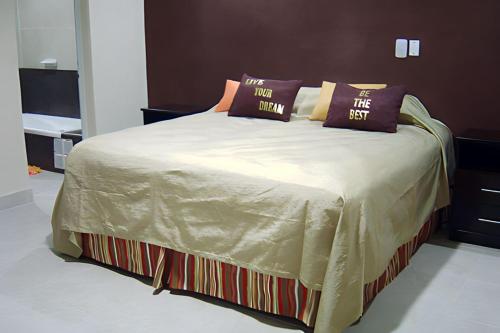 Una cama con dos almohadas encima. en Apart Termal Centro en Termas de Río Hondo