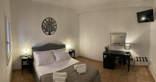 una camera con letto, scrivania e specchio di la Maison del Mas Family a Elmas
