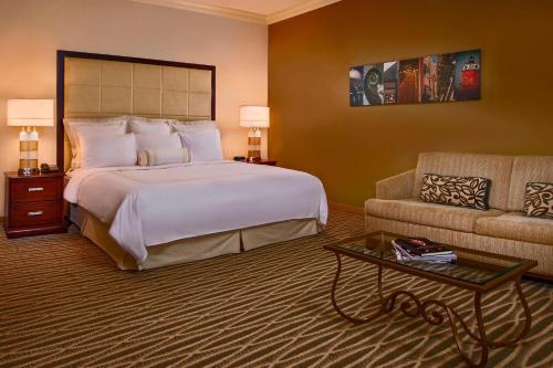 Cette chambre comprend un grand lit et un canapé. dans l'établissement BWI Airport Marriott, à Linthicum
