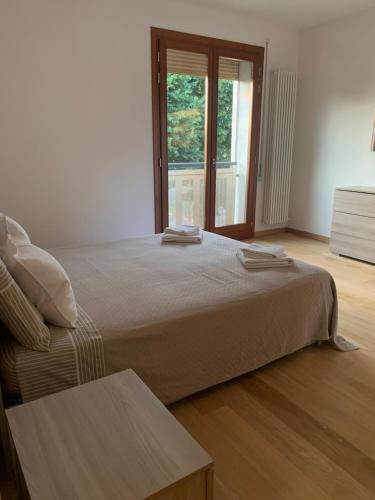 - une chambre avec un grand lit et une fenêtre dans l'établissement MAX’S RESIDENCE, à Montegrotto Terme