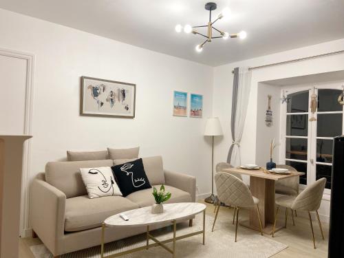 un salon avec un canapé et une table dans l'établissement Élégance et romantisme au cœur de la ville située sur la place de Lices - Le Port Vannes, à Vannes