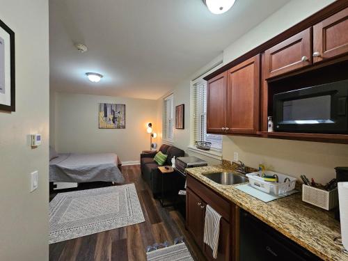 cocina con fregadero y habitación con cama en Fabulous Stay at the Historic Inman, en Champaign