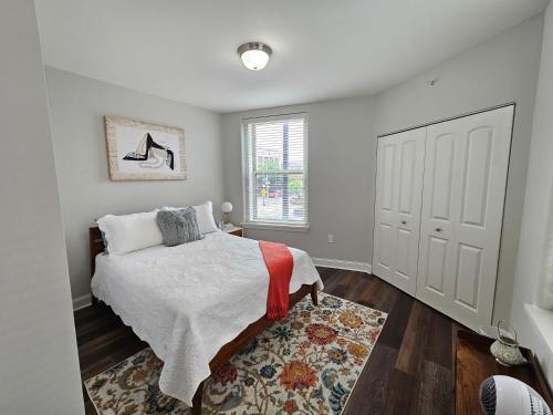 1 dormitorio con cama y ventana en Luxurious 1 Bed 1 Bath Stay at the Historic Inman, en Champaign