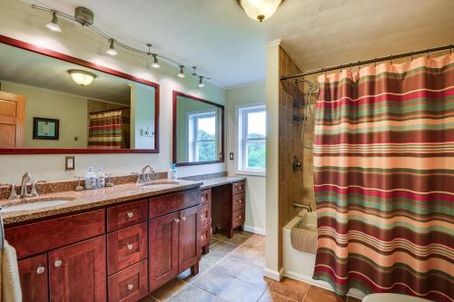 łazienka z 2 umywalkami i prysznicem w obiekcie Spacious Lowville Retreat on 4 Private Acres! w mieście Glenfield